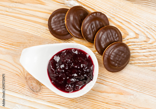 Fotografie Round chocolate jaffa cake or biscuit cookie filled with natural jam