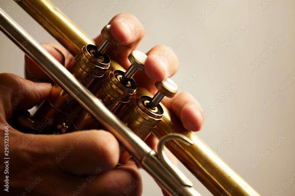 Obraz premium detalle de instrumento de viento trompeta