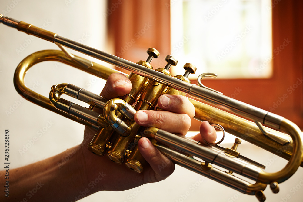 Obraz premium detalle de instrumento de viento trompeta
