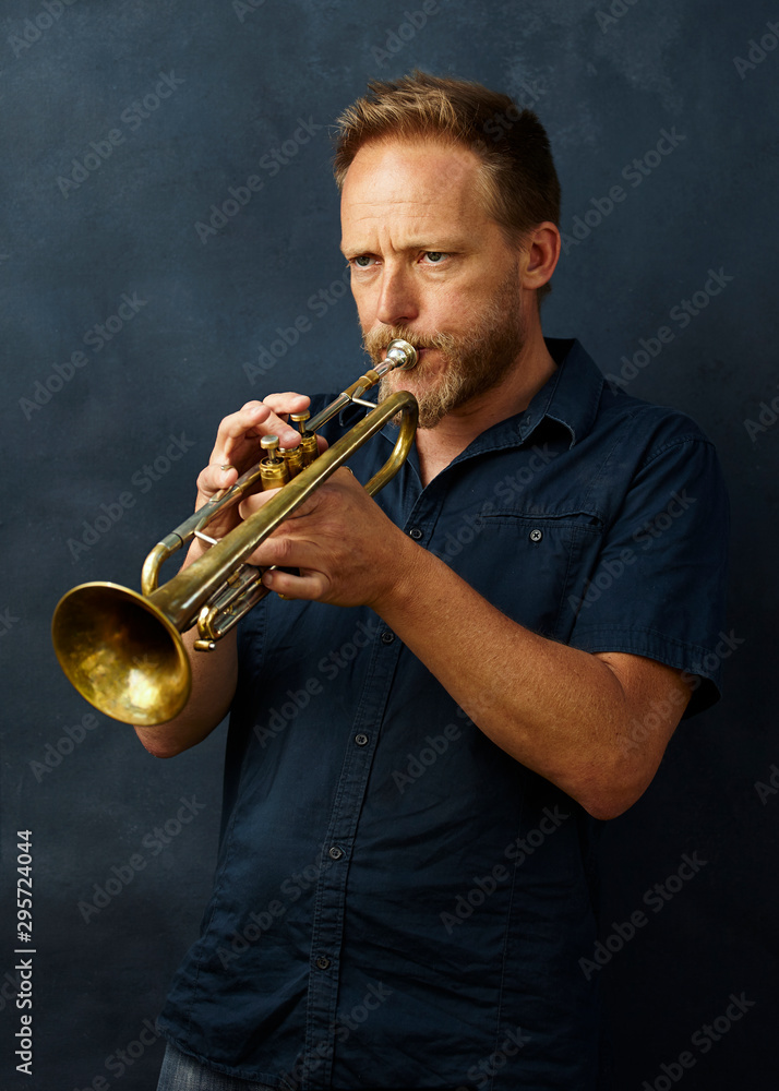 Obraz premium musico practicando con sumusico practicando con su instrumento instrumento