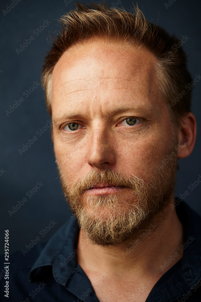 retrato de un hombre blanco de median edad retrato de un hombre blanco de median edad