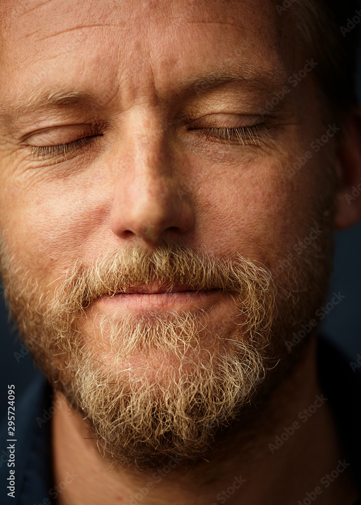 Obraz premium hombre de mediana edad relajado con los ojos cerrados