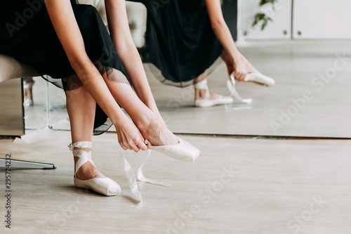 Fotografia Close up for ballet dancer putting on, tying ballet shoes