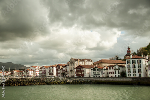 Vista de Saint Jean de Luz un d  a de tormenta en invierno