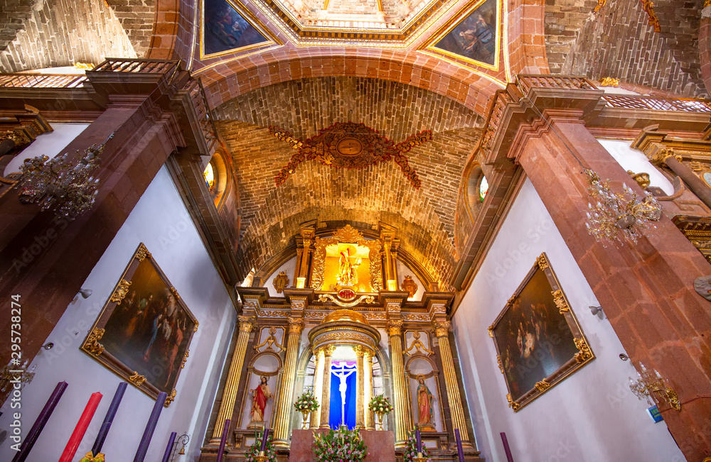 Obraz premium Interiors of Parroquia De San Miguel Arcangel cathedral in historic city center of San Miguel De Allende, Mexico