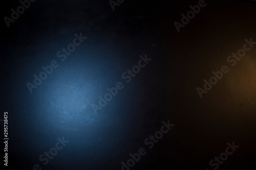 Fondo negro con punto de luz azul