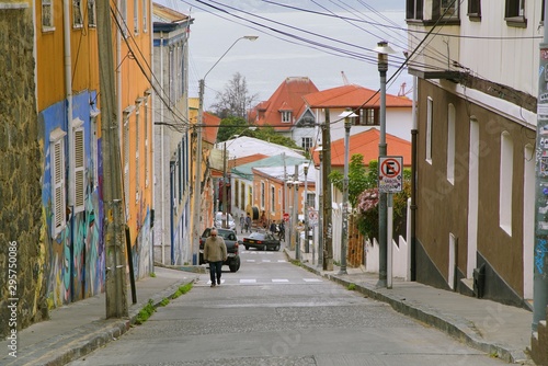 Fototapeta Naklejka Na Ścianę i Meble -  Colorful streets of Valparaíso, Chile