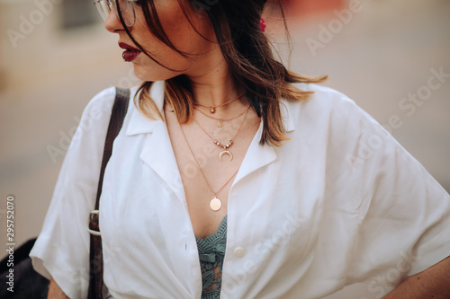 Foto chica en la calle con gafas