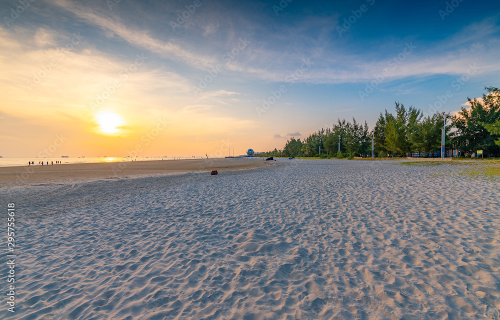 Fototapeta premium Evening scenery at Silver Beach in the Northwest Sea