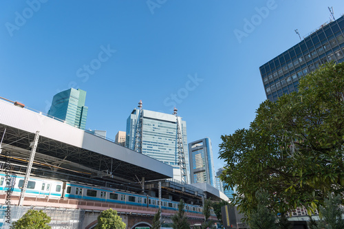 東京都港区新橋から見た高層ビル群の街並み