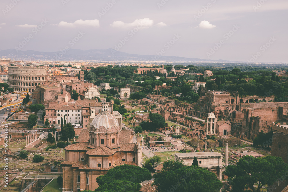 Fototapeta premium Panoramic view of city Rome with Roman forum and Colosseum from Vittoriano