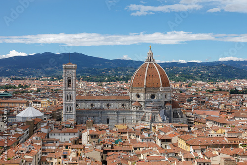 Aerial panoramic view of Florence city and Cattedrale di Santa Maria del Fiore © TravelFlow