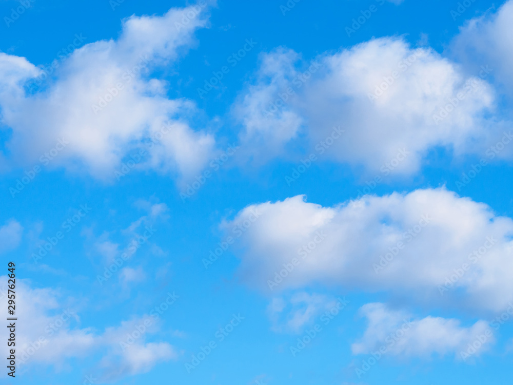 Obraz premium White clouds on a blue sky background