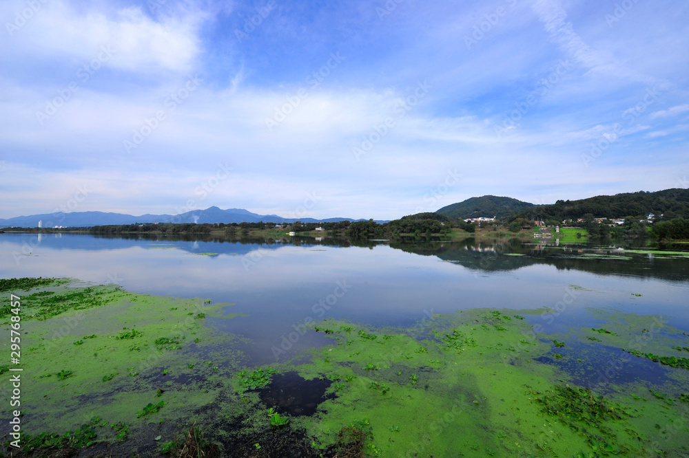 Fototapeta premium Błękitne niebo i krajobraz