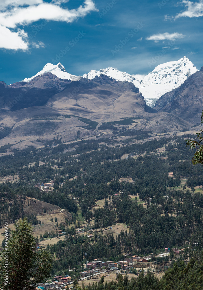 Naklejka premium town in mountain range of Peru