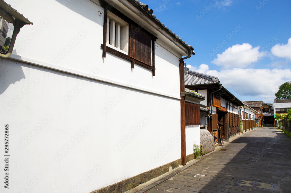 白壁の建物が並ぶ臼杵の街