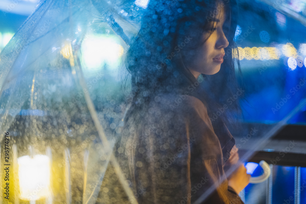 雨の都会の女性 雨の都会の女性