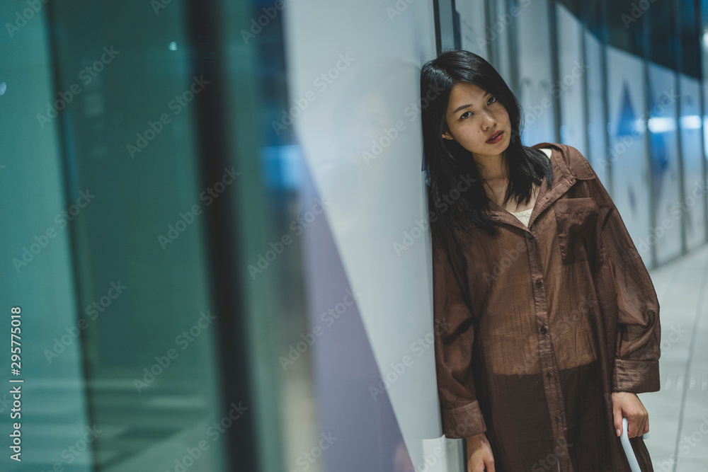 Obraz premium 雨の都会の女性
