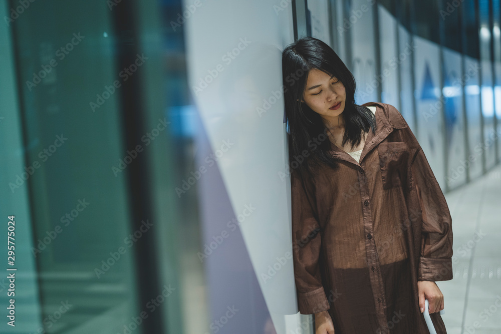 Obraz premium 雨の都会の女性