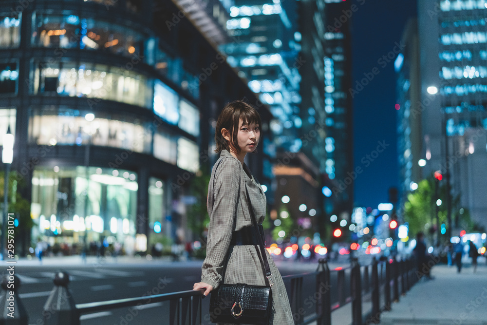 Fototapeta premium 都会の女性