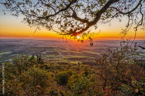 sonnenaufgang am donnerberg in der pfalz