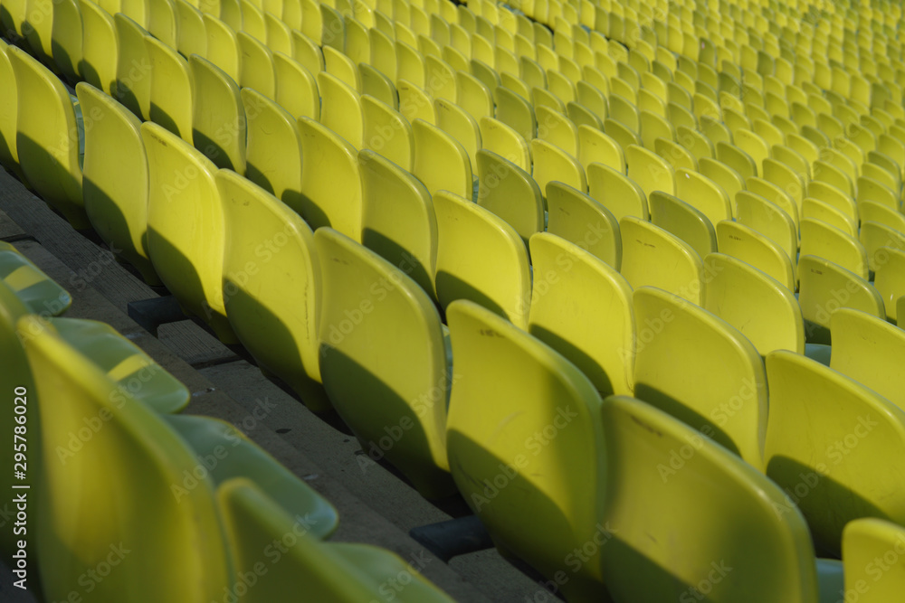 Fototapeta premium Gelbe Stadionsitze von Rückseite