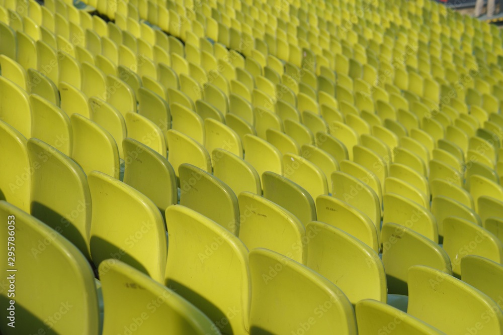 Fototapeta premium Żółte siedziska stadionowe z tyłu