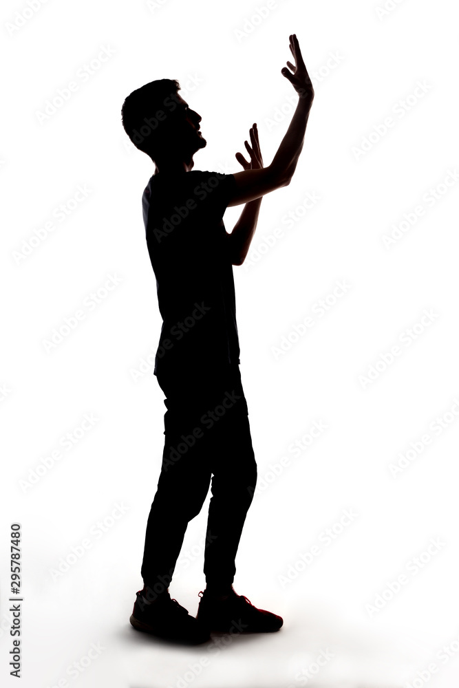 Sombras, perfiles y silueta de un chico joven, haciendo gestos con las manos Sombras, perfiles y silueta de un chico joven, haciendo gestos con las manos