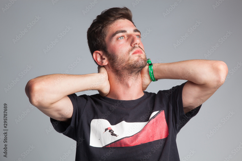 Chico joven de origen caucásico, haciendo gestos con sus manos y sus ...