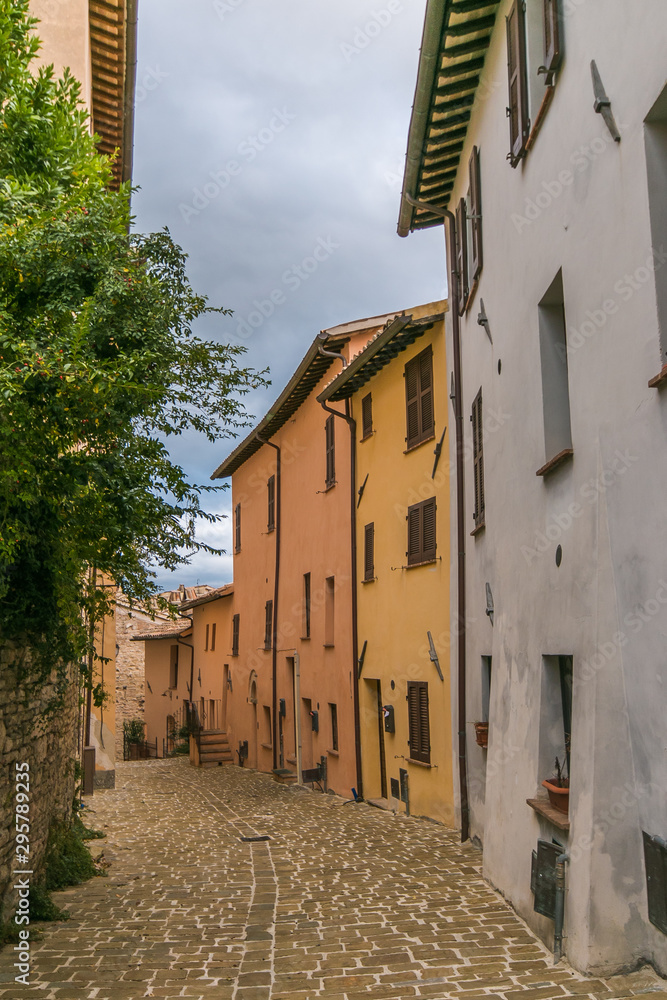 Vicolo nel centro storico di Nocera Umbra, piccolo borgo nel cuore dell'Umbria