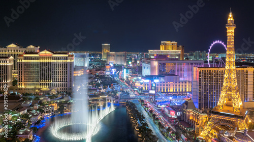 Fotobehang Luchtfoto van de Las Vegas-strip zoals &#39;s nachts te zien -  Nikkel-Art.nl