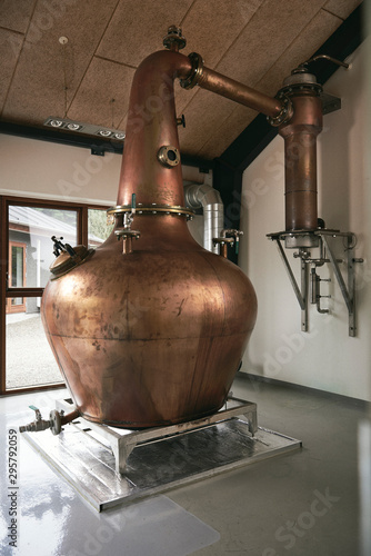 Cuadro en lienzo Distillation process