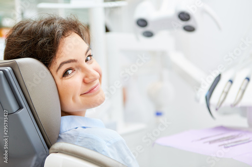 Patientin im Zahnarztstuhl wartet auf Behandlung photo