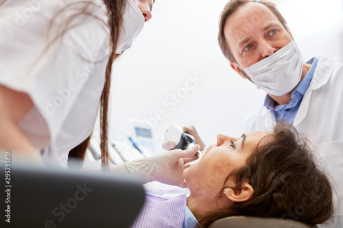 Zahnarzt Team und Patient beim Bleaching