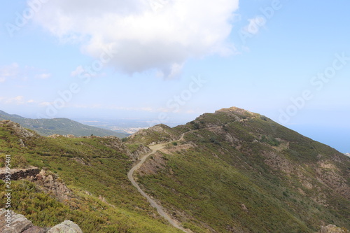 Sentier sur une crête de montagne