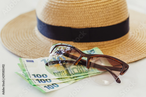 Fotografi Sun hat with sunglasses and 100 hundredth euro banknotes