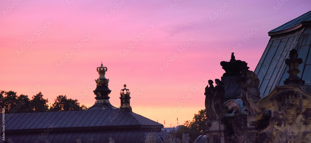 Fototapeta premium Silhouette des Zwingerss vor Himmel mit Abendrot