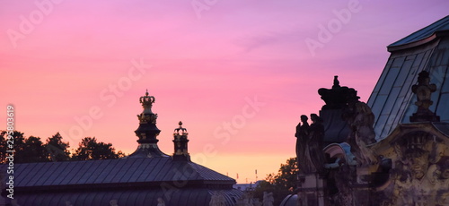 Silhouette des Zwingerss vor Himmel mit Abendrot photo