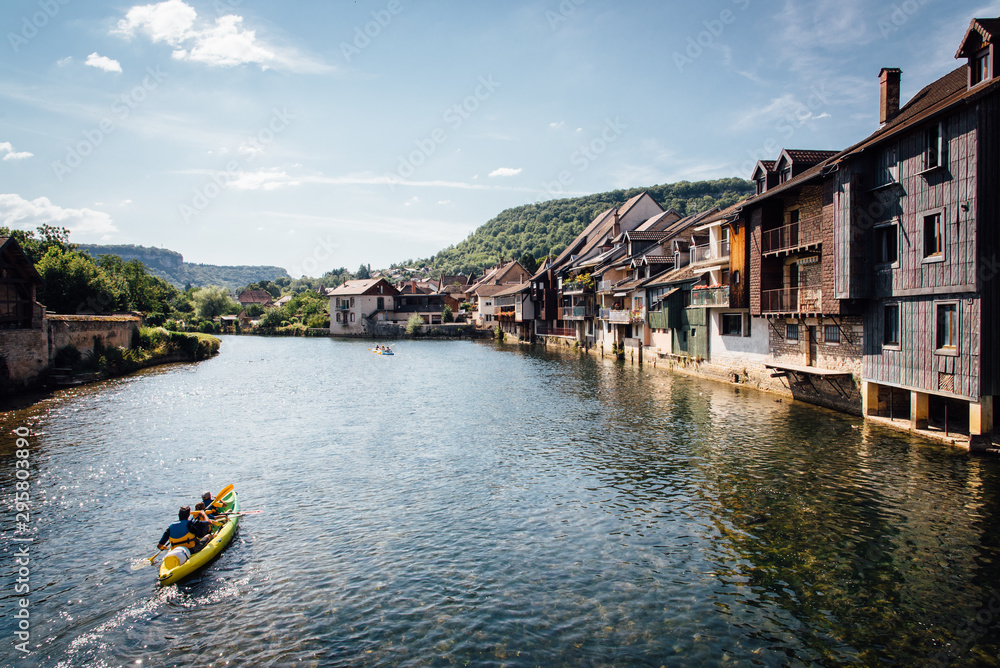Des canoes kayaks sur la rivière la Loue à Ornans dans le Jura. Vacances sportives dans le Jura français. La loue à Ornans. Une vieille ville de France. Naviguer sur une rivière.
