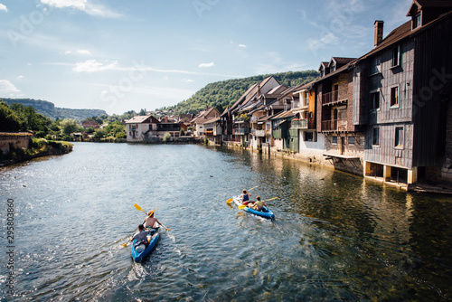 Des canoes kayaks sur la rivière la Loue à Ornans dans le Jura. Vacances sportives dans le Jura français. La loue à Ornans. Une vieille ville de France. Naviguer sur une rivière. photo