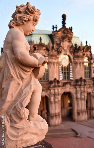 Antike Statue mit Glockenspielpavillon des Zwingers im Hintergrund