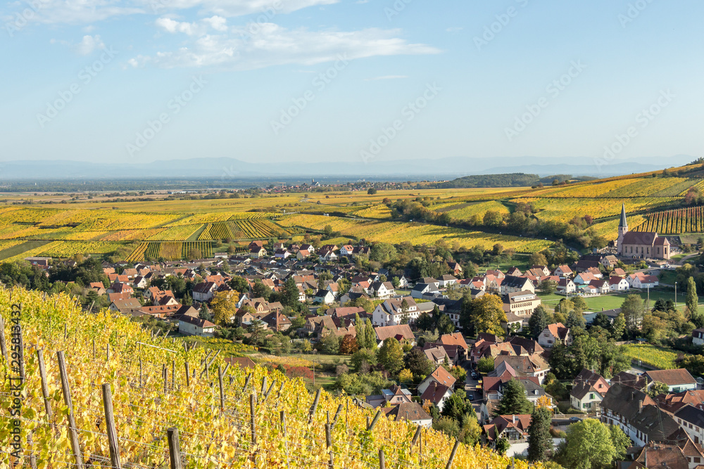 Village d'Andlau dans les vignes alsaciennes avec vue sur la plaine d'Alsace