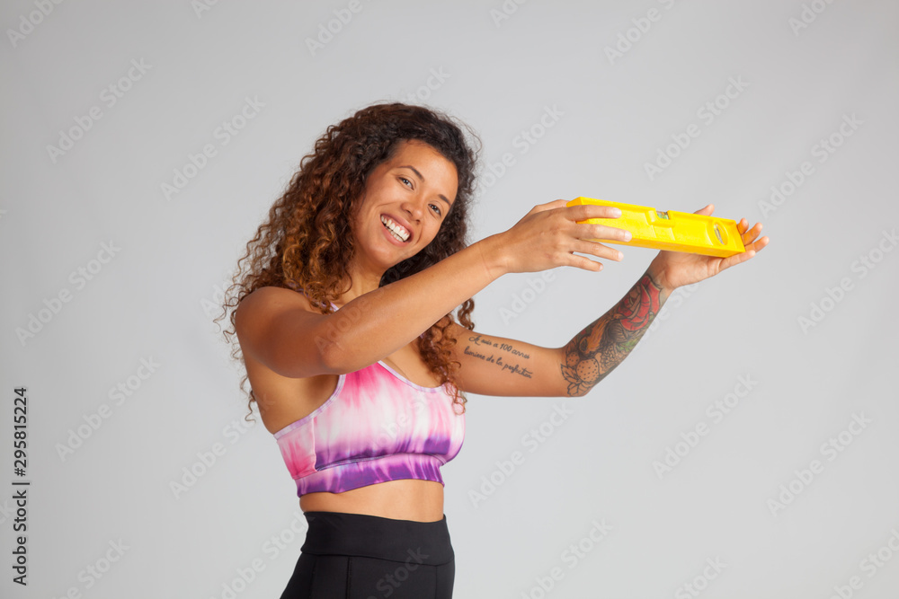 Chica joven deportista jugando con un nivel o aprendiendo a utilizarlo Chica joven deportista jugando con un nivel o aprendiendo a utilizarlo