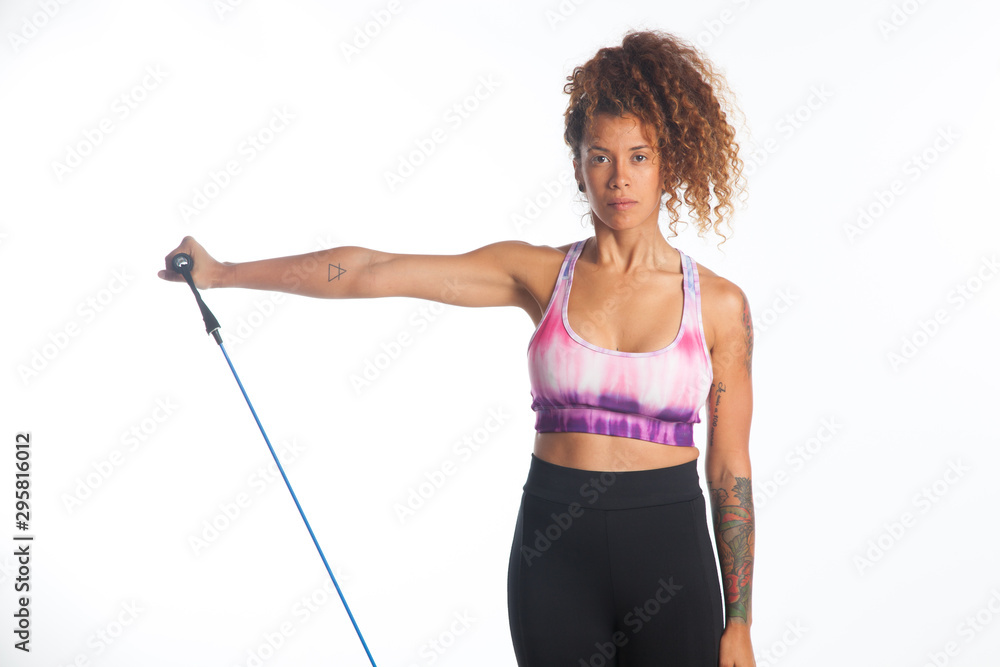 Chica haciendo una tabla de gimnasia sobre fondo blanco; deportista haciendo ejercicios. Chica haciendo una tabla de gimnasia sobre fondo blanco; deportista haciendo ejercicios.