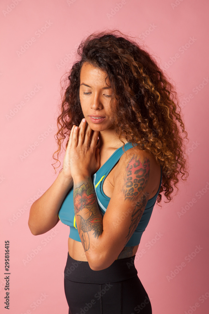 Retrato de una mujer, entrenadora, deportista y atleta, relajada mirando a cámara; foto de retrato de estudio, vestida de deportista Retrato de una mujer, entrenadora, deportista y atleta, relajada mirando a cámara; foto de retrato de estudio, vestida de deportista