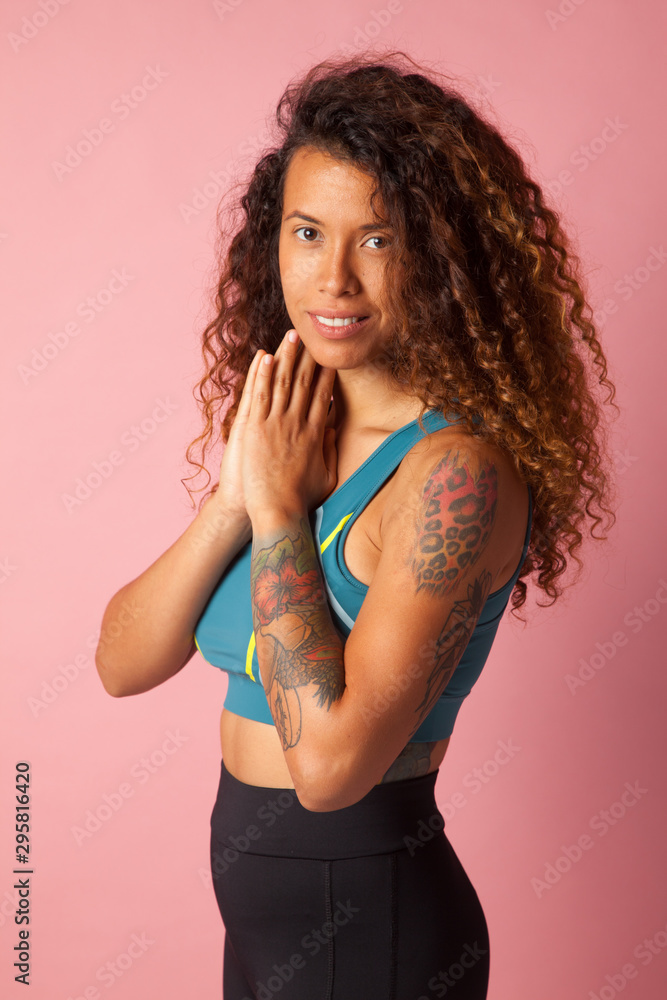 Retrato de una mujer, entrenadora, deportista y atleta, relajada mirando a cámara; foto de retrato de estudio, vestida de deportista Retrato de una mujer, entrenadora, deportista y atleta, relajada mirando a cámara; foto de retrato de estudio, vestida de deportista
