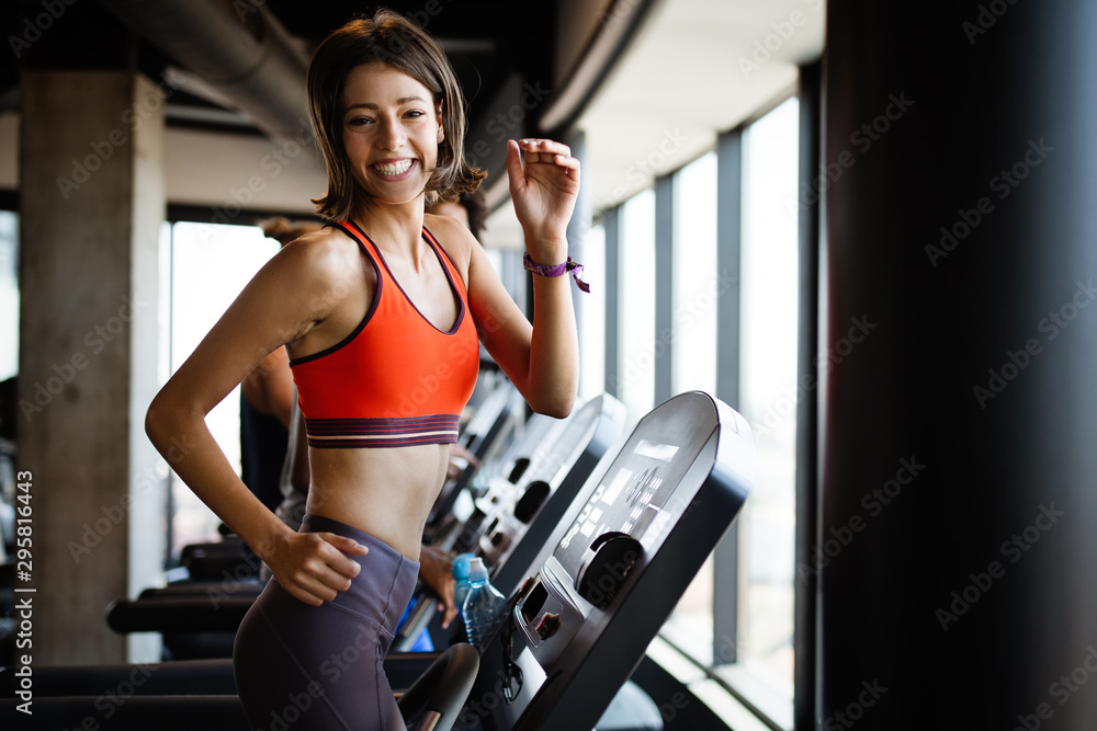 Close up image of attractive fit woman in gym - obrazy, fototapety, plakaty 