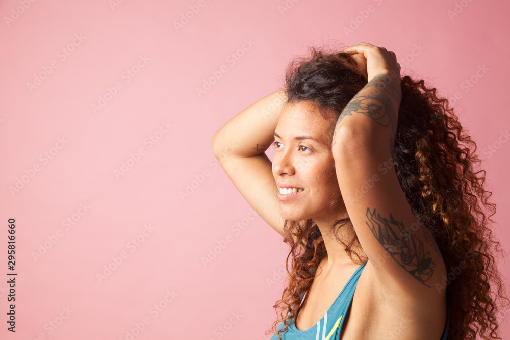 Chica joven, guapa, tatuada, atlética y deportista, entrenadora personal, mirando a cámara y sonriendo Chica joven, guapa, tatuada, atlética y deportista, entrenadora personal, mirando a cámara y sonriendo