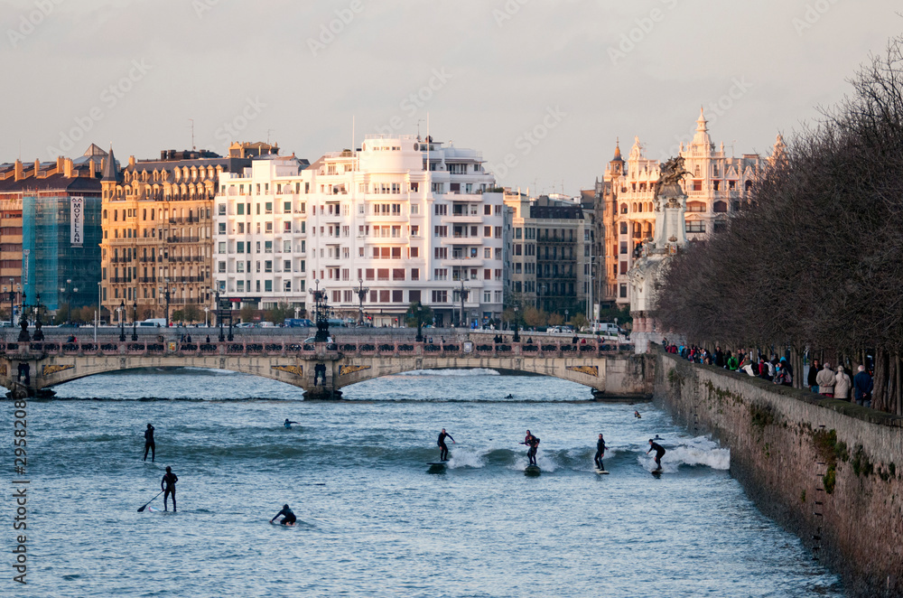 Fototapeta premium san sebastian donostia rider surfing