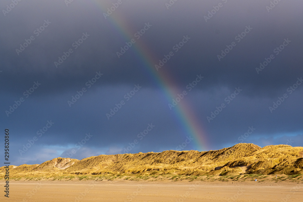 Regenbogen über den Dünen am Strand von Egmond aan Zee/NL